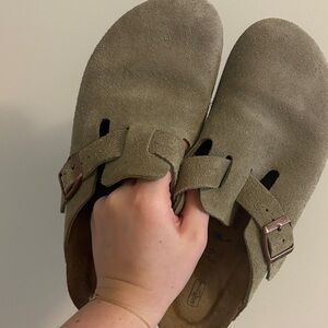 Birkenstock shows women’s 38 Boston clog taupe